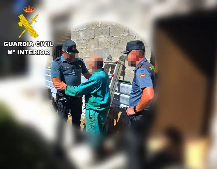 Efectivos de la Guardia Civil con el hombre tras su localizaci&oacute;n.