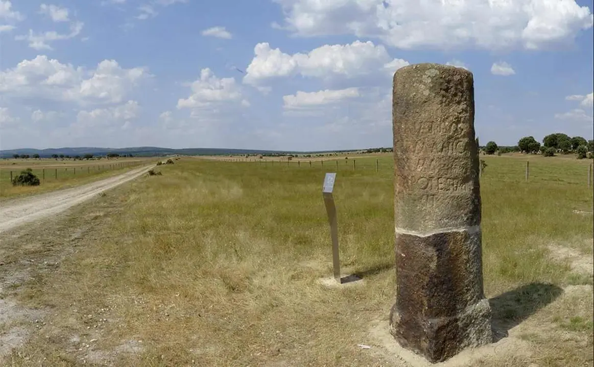 Imagen de una de las marcas romanas que se pueden localizar a lo largo de la v&iacute;a.