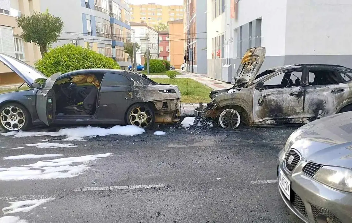 Bomberos de Le&oacute;n han tenido que intervenir para sofocar el incendio de dos veh&iacute;culos en Pinilla.