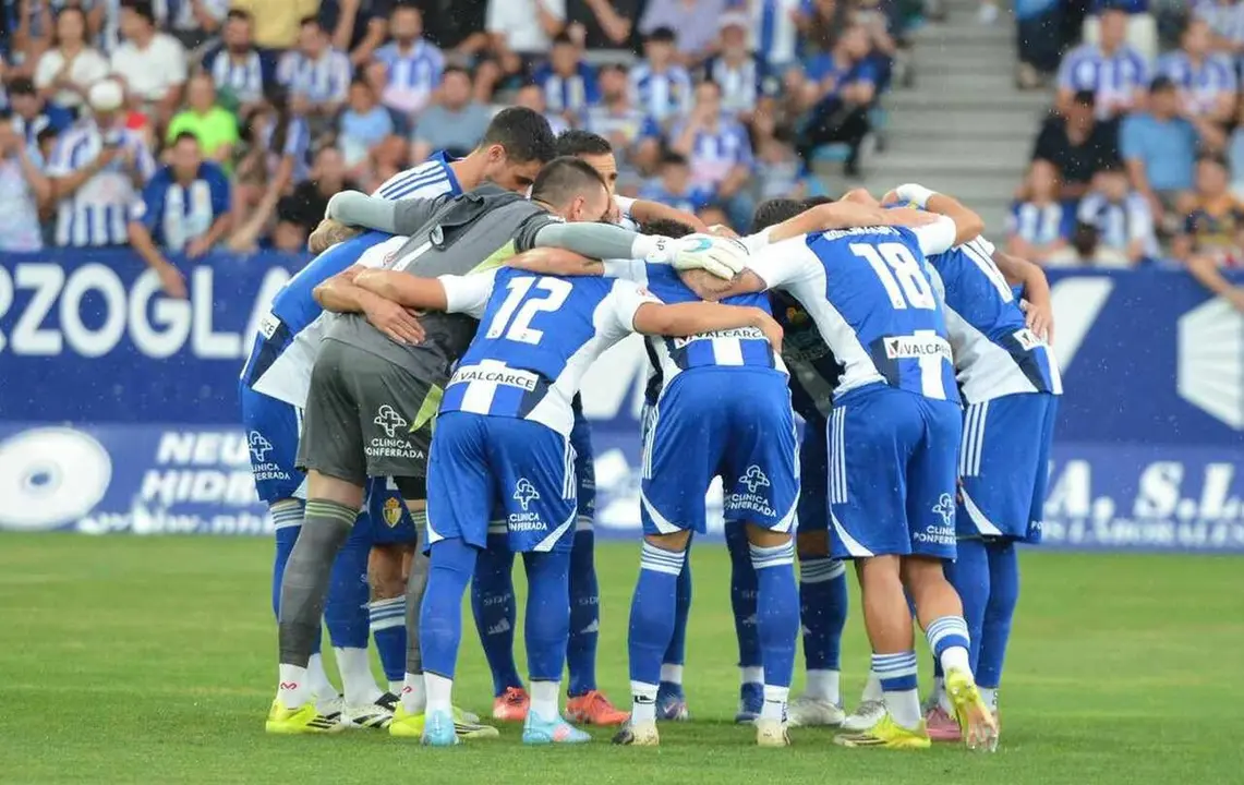 Los jugadores de la Ponferradina 'hacen pi&ntilde;a' en la antesala del inicio del encuentro.