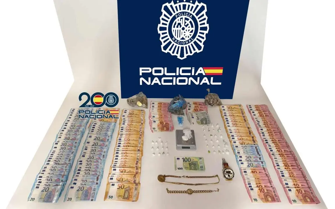 Imagen de los efectos intervenidos por la Polic&iacute;a Nacional.