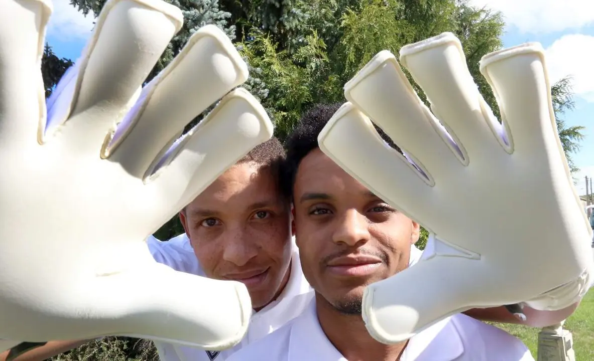 El portero Ivanilde Rodr&iacute;gues (I) y el jugador de campo Rely Selson Cabral de Barros, de origen caboverdiano e integrantes de la selecci&oacute;n Castilla y Le&oacute;n UEFA
