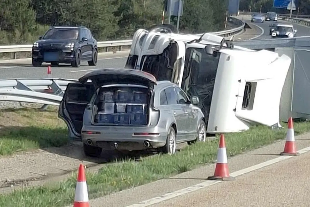 Imagen del veh&iacute;culo utilizado por los ladrones en el momento de saquear el cami&oacute;n accidentado.