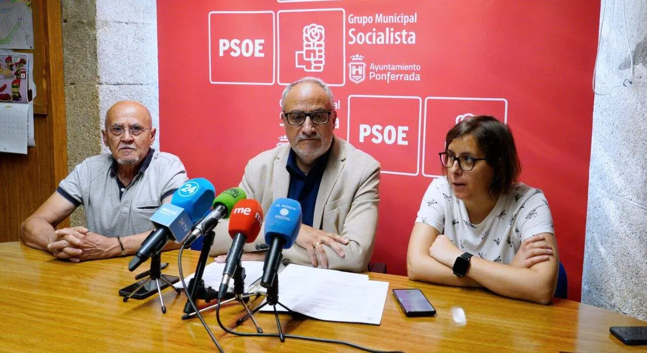 El portavoz del PSOE de Ponferrada, Olegario Ram&oacute;n, durante su comparecencia para hablar del convenio firmado entre el Ayuntamiento y el Administrador de Infraestructuras Ferroviarias