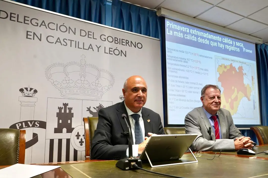 El delegado territorial de Aemet en Castilla y Le&oacute;n, Manuel Mora, y el subdelegado del Gobierno en Valladolid, Jacinto Canales, ofrecen un resumen clim&aacute;tico de la primavera y la predicci&oacute;n estacional para el verano. Foto: Miriam Chac&oacute;n.