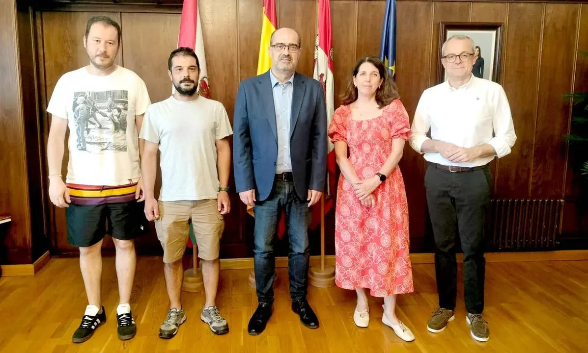 Foto de familia a la conclusi&oacute;n de la reuni&oacute;n mantenida en el Ayuntamiento de Ponferrada.