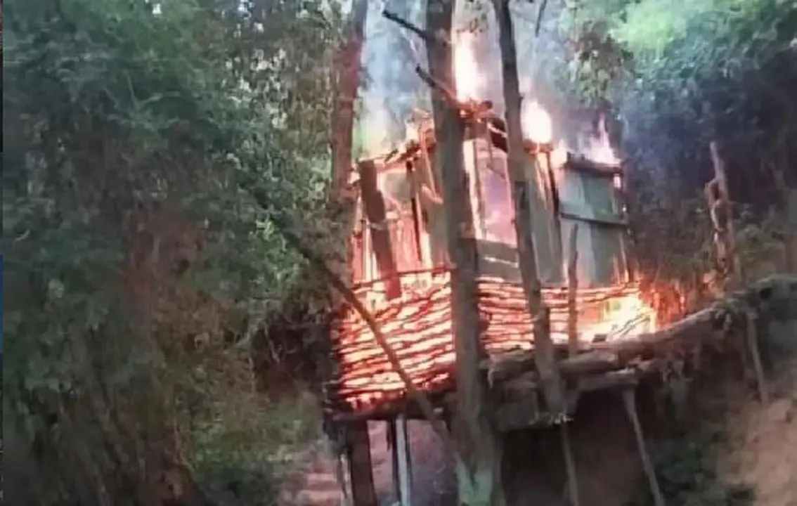 Imagen de 'la casita' siendo pasto de las llamas.