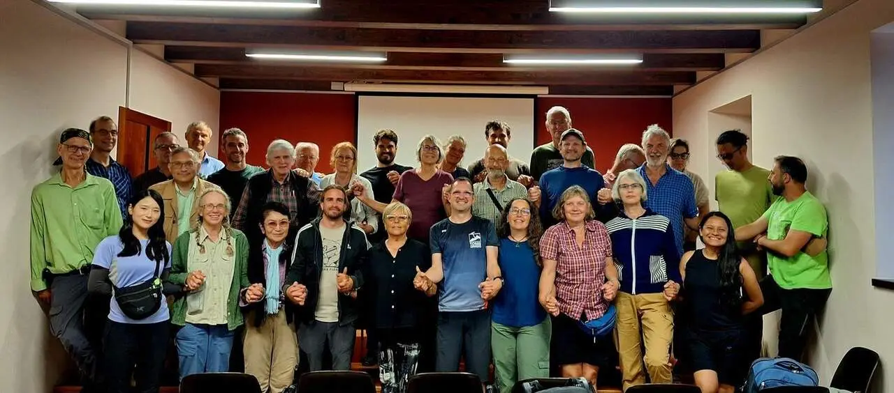 Foto de familia de los expedicionarios con la alcaldesa de Murias de Paredes, Mari Carmen Mallo. Foto: Ayto. Murias.