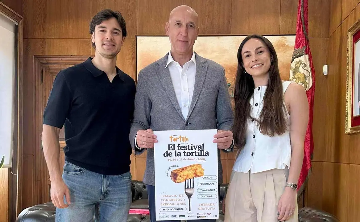 El alcalde de Le&oacute;n, junto a los promotores de la iniciativa.