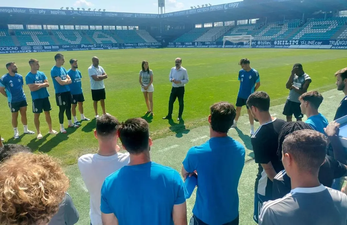 El alcalde de Ponferrada, durante la visita a la plantilla de la SD Ponferradina.
