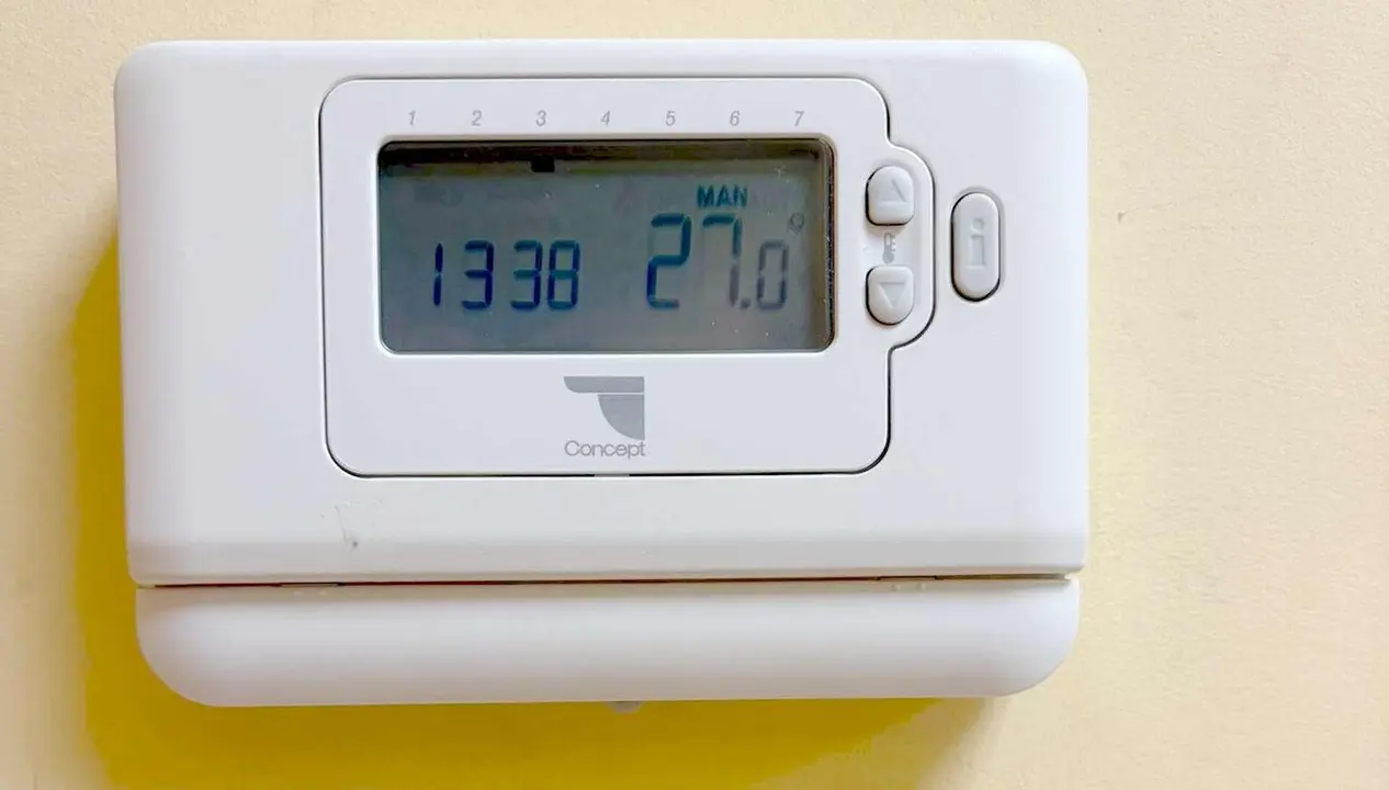 Las familias denuncian aulas por encima de los 28 grados y exigen la ejecuci&oacute;n urgente de las medidas de climatizaci&oacute;n ya presupuestadas para evitar riesgos para la salud de cerca de 300 menores.