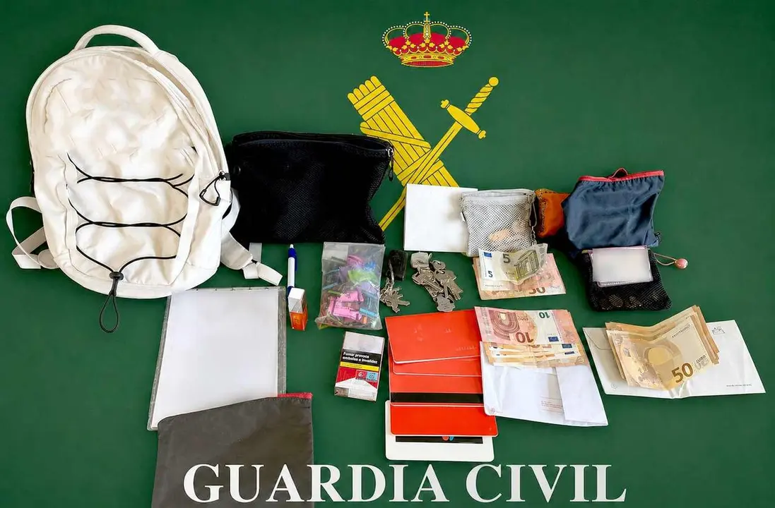 Imagen de la mochila recuperada y el contenido de la misma.