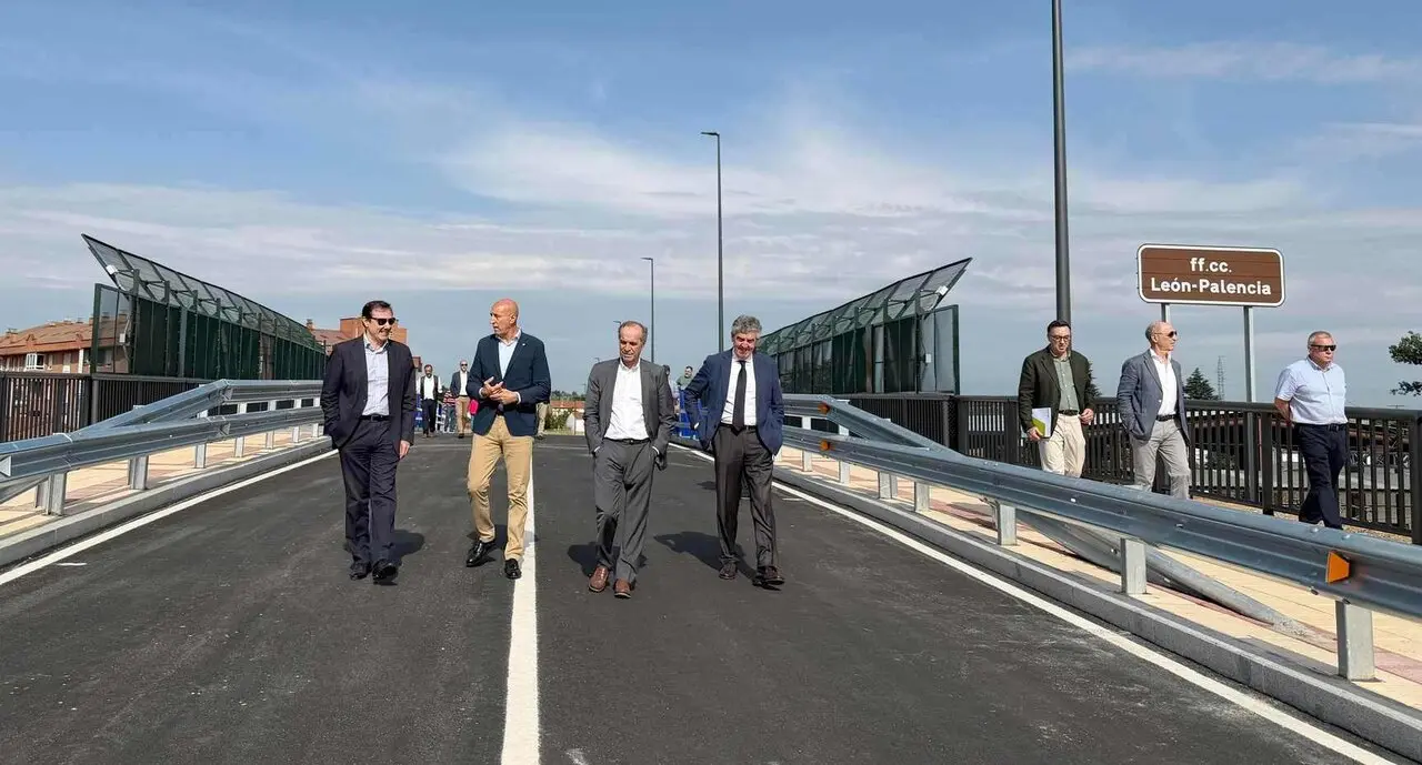 El nuevo paso superior sobre el ferrocarril de Trobajo del Cerecedo ha quedado abierto al tr&aacute;fico este jueves, poniendo fin a una situaci&oacute;n que durante a&ntilde;os ha generado incomprensi&oacute;n entre vecinos y usuarios: la infraestructura llevaba cinco a&ntilde;os construida y sin uso.