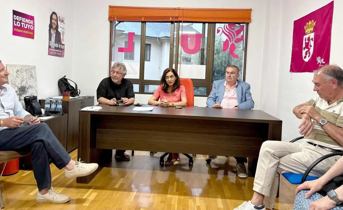 Reuni&oacute;n UPL-Bierzo con la presencia de Alicia Gallego y Roberto Aller.