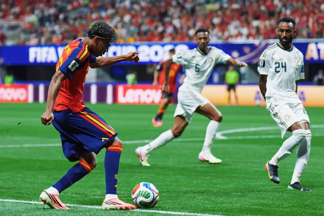 Lamine Yamal en un lance del partico contra Arabia Saud&iacute;. Foto: @SEFutbol.