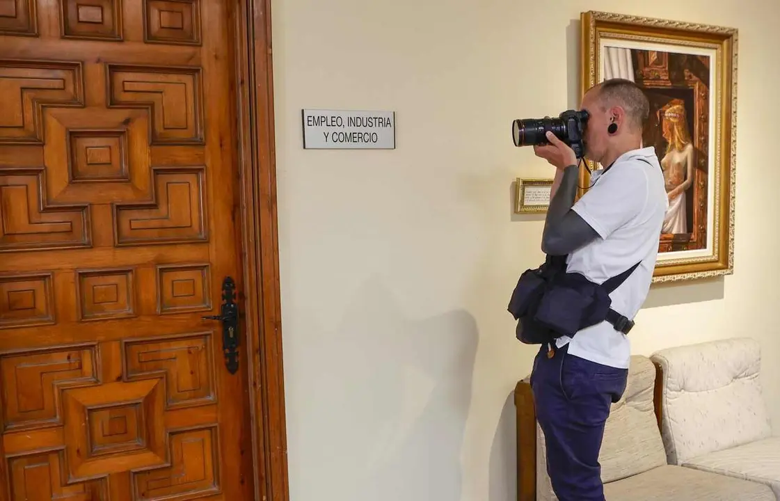La Guardia Civil registra dependencias del Ayuntamiento de Soria por orden judicial. En la imagen compa&ntilde;eros de los medios de comunicaci&oacute;n esperan en el ayuntamiento de Soria a que finalice el registro.