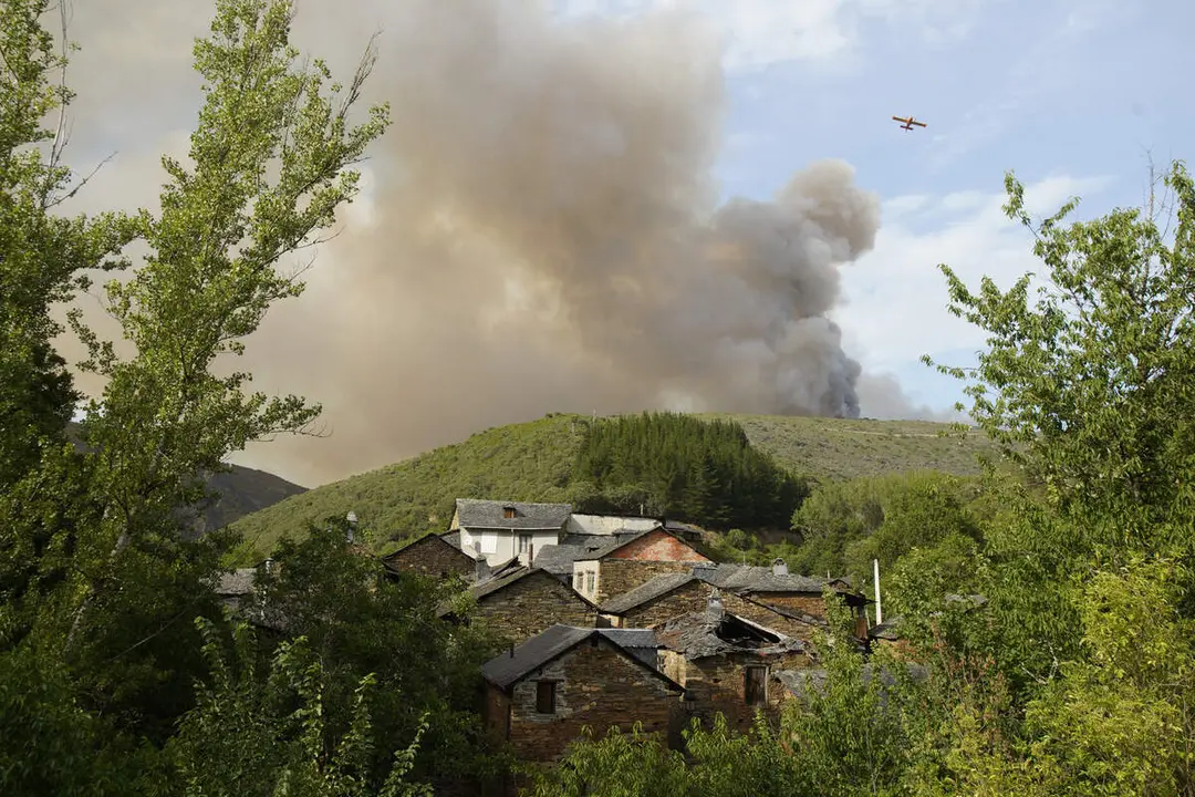 Incendio en la localidad de San Vicente de Arganza (Le&oacute;n)
