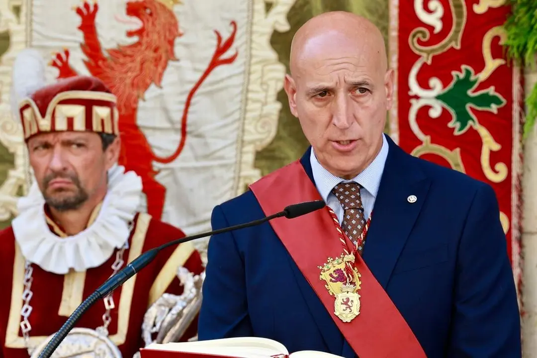 La Corporaci&oacute;n Municipal del Ayuntamiento de Le&oacute;n, encabezada por el alcalde, Jos&eacute; Antonio Diez, asiste a la celebraci&oacute;n de la misa de San Juan, a la que tambi&eacute;n acude el vicepresidente primero de la Junta y consejero de Desregulaci&oacute;n, Familia y Ayudas Sociales, Carlos Poll&aacute;n y el consejero de Industria, Universidades, Empleo y Comercio, Juan Carlos Su&aacute;rez-Qui&ntilde;ones