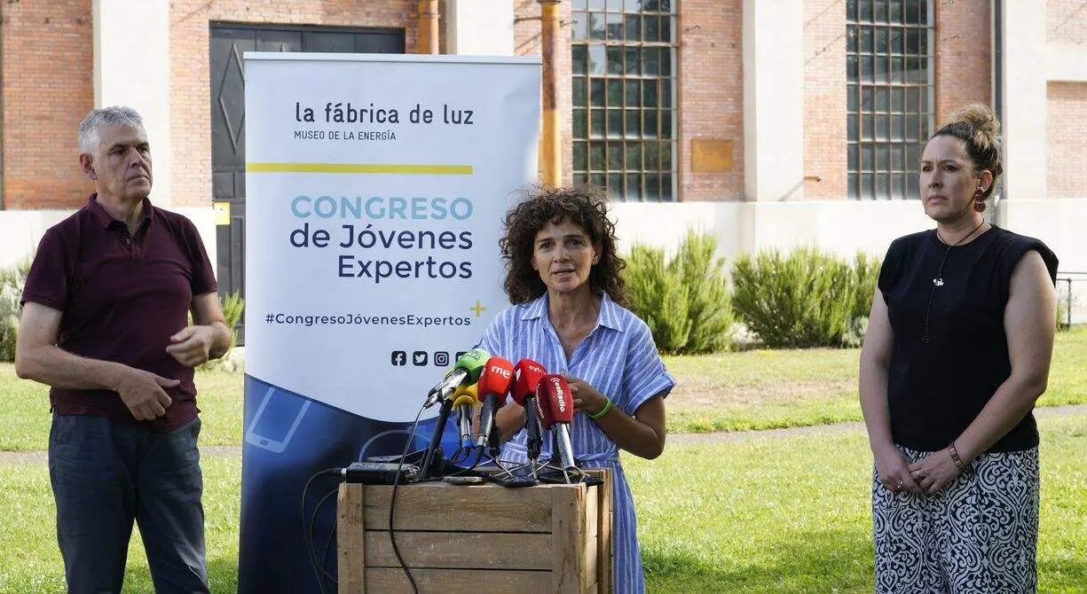 La directora del &Aacute;rea de Museos, Patrimonio y Cultura de Ciuden, Concepci&oacute;n Fern&aacute;ndez (C), junto a la directora del &Aacute;rea de Infraestructuras y Sostenibilidad de la Universidad de Le&oacute;n en Ponferrada, Sandra Buj&aacute;n (D), y el director del Centro Asociado de la Uned en Ponferrada, Jorge Vega, durante la presentaci&oacute;n de la octava edici&oacute;n del Congreso de J&oacute;venes Expertos