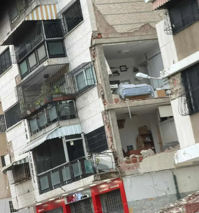 Imagen de un inmueble con da&ntilde;os en Venezuela.