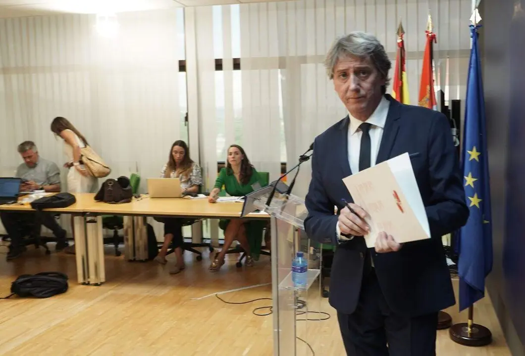 El secretario auton&oacute;mico del PSOE Carlos Mart&iacute;nez, ofrece una rueda de prensa