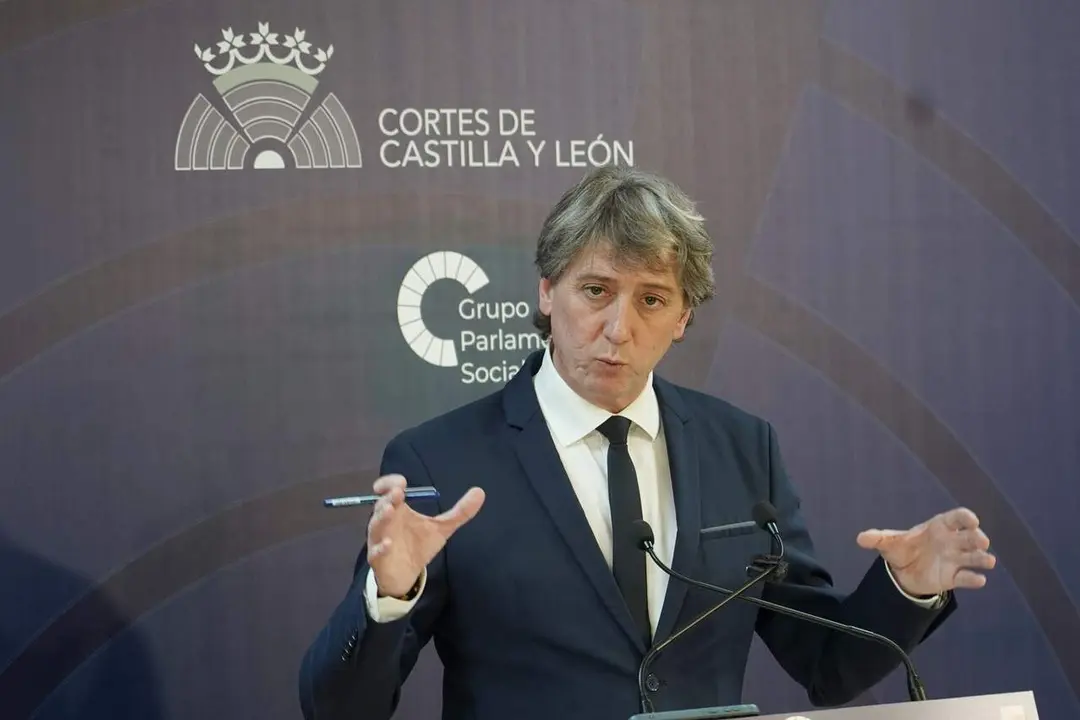 El secretario auton&oacute;mico del PSOE ofrece una rueda de prensa