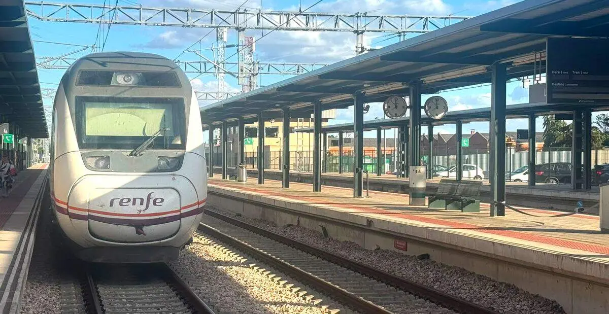 Imagen de un tren de Renfe en la estaci&oacute;n de Le&oacute;n