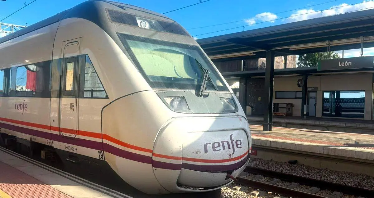 Imagen de un tren de Renfe en la estaci&oacute;n de Le&oacute;n.