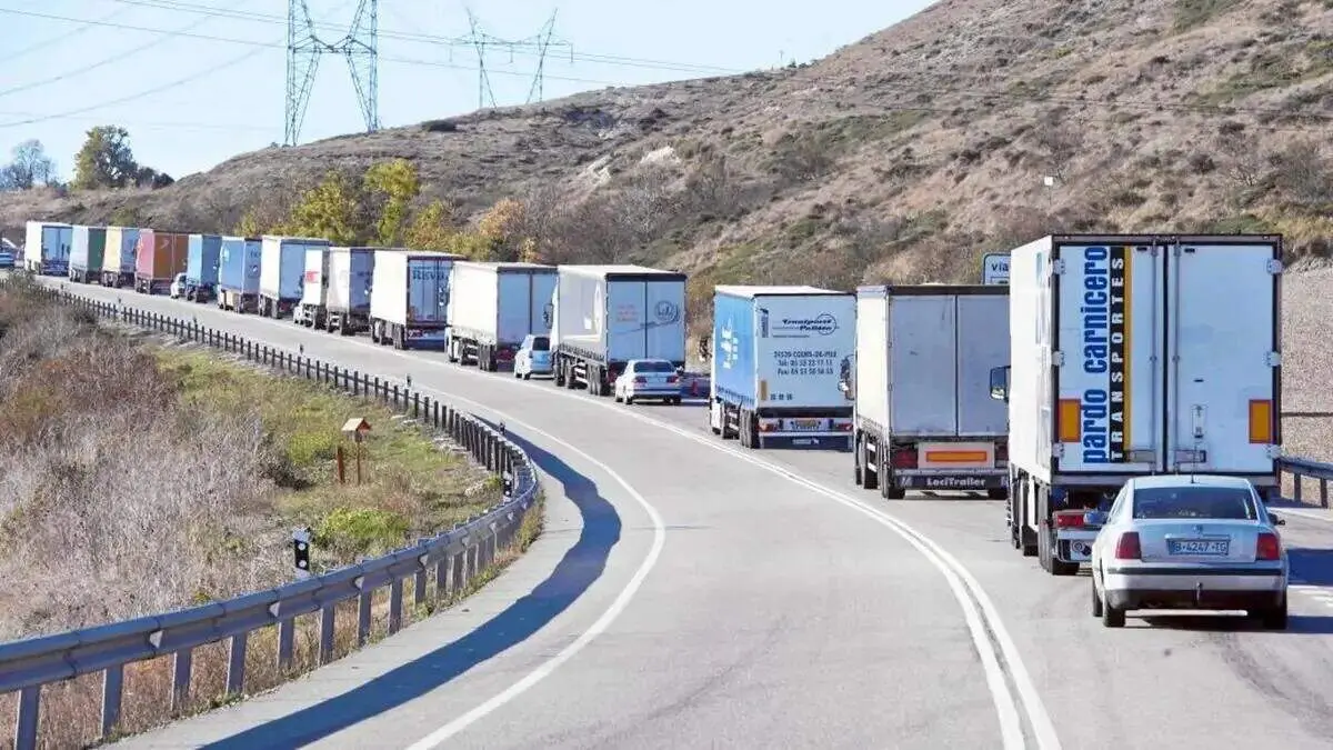 Tr&aacute;fico de camiones de mercanc&iacute;as por una carretera de la provincia.