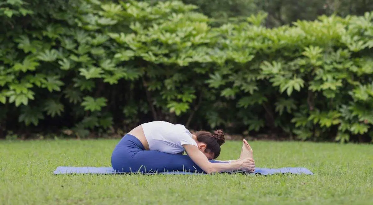 iMAGEN DE UNA CHICA HACIENDO YOGA AL AIRE LIBRE