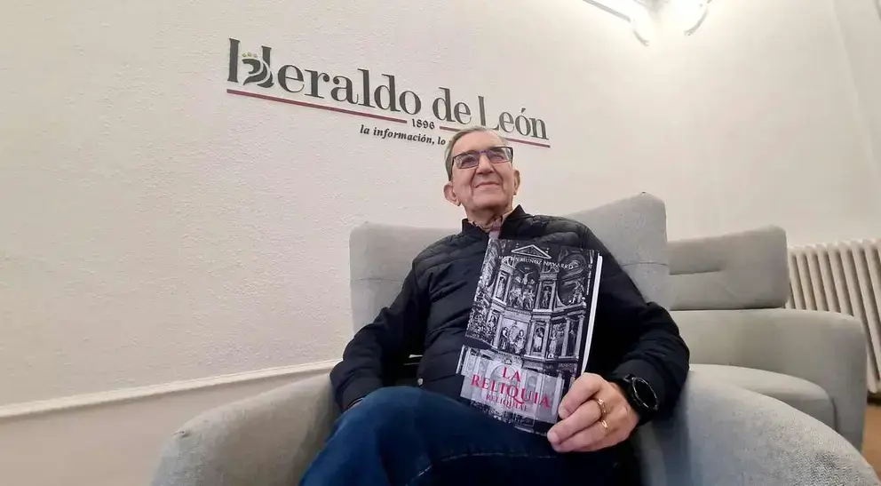Mart&iacute;n Mu&ntilde;oz con su novela La Reliquia.