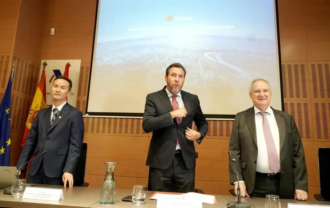 El ministro de Transportes y Movilidad Sostenible, &Oacute;scar Puente, y el de Industria y Turismo, Jordi Hereu, junto con el presidente ejecutivo de Gotion, Steven Cai, comparecen ante los medios de comunicaci&oacute;n para presentar el proyecto del fabricante de bater&iacute;as en Valladolid.