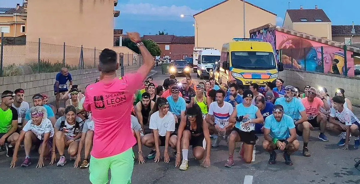 Salida del Cross Nocturno de Azadinos en su edici&oacute;n del verano pasado. Foto: Ayto. Sariegos.