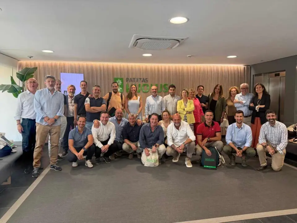 Foto de familia realizada durante la visita a las instalaciones de Hijolusa.