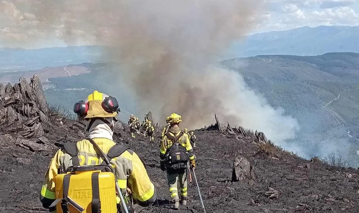 Brigadistas, durante la intervenci&oacute;n en un incendio.