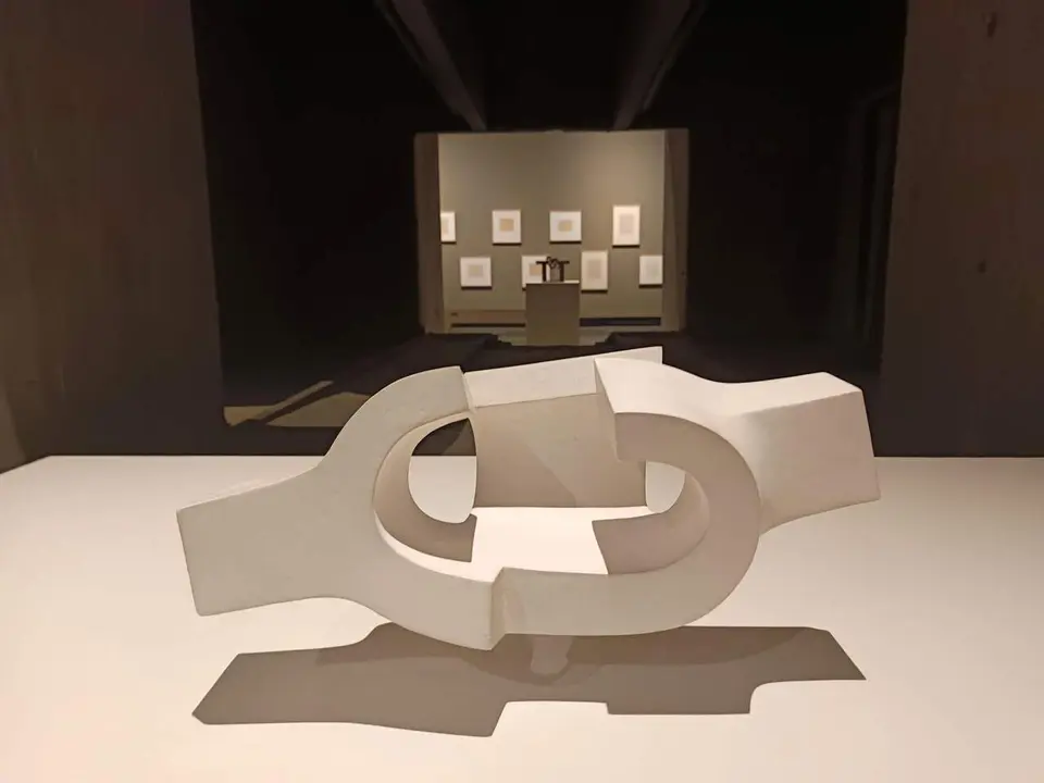La T&eacute;rmica Cultural re&uacute;ne 125 piezas de escultor vasco en la exposici&oacute;n 'Eduardo Chillida. Pensar con las manos', que&nbsp;estar&aacute; abierta hasta el 10 de enero de 2027 y que vuelve a convertir al espacio expositivo berciano en un referente nacional.