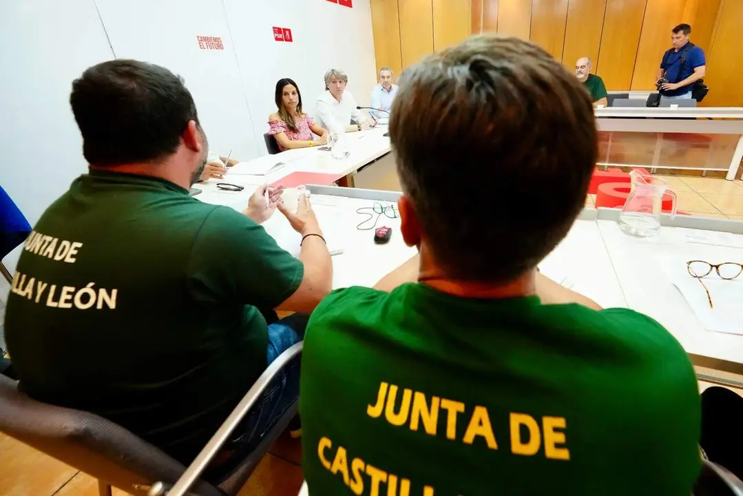 El secretario general del PSCyL, Carlos Mart&iacute;nez, comparece ante la prensa tras mantener una reuni&oacute;n de trabajo con sindicatos de agentes forestales.