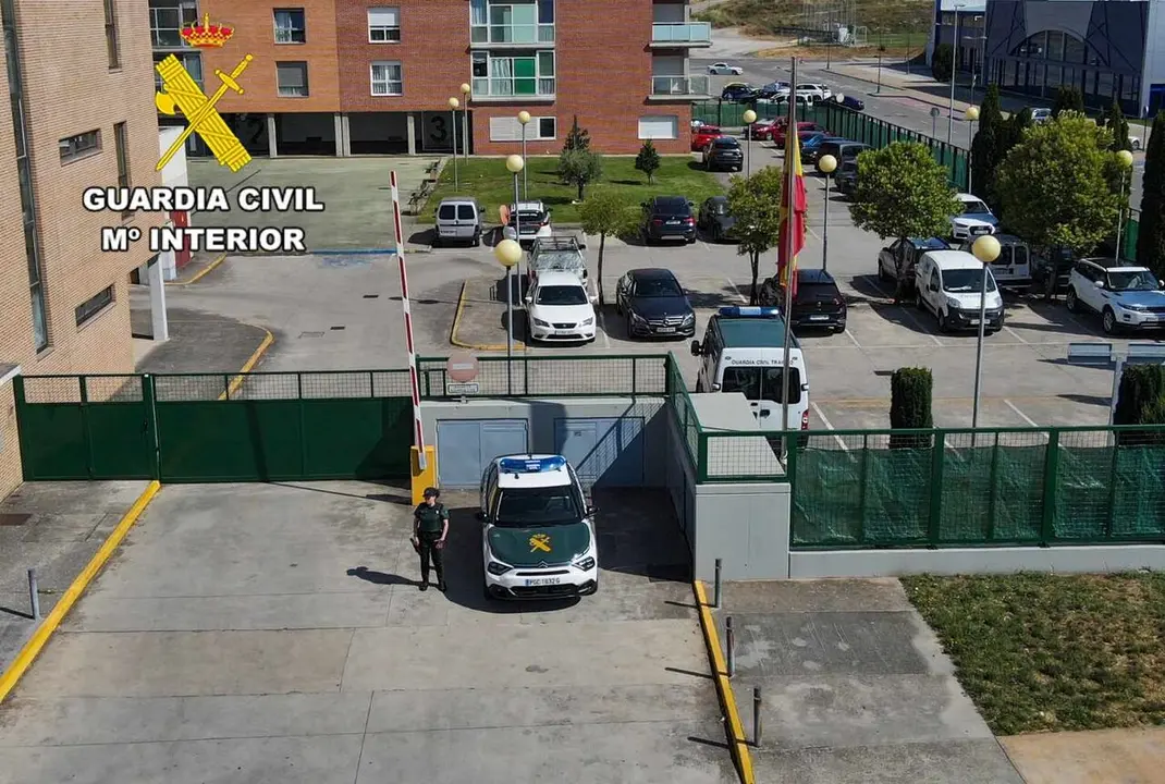 Efectivos de la Guardia Civil, momentos antes de realizar el traslado del detenido.
