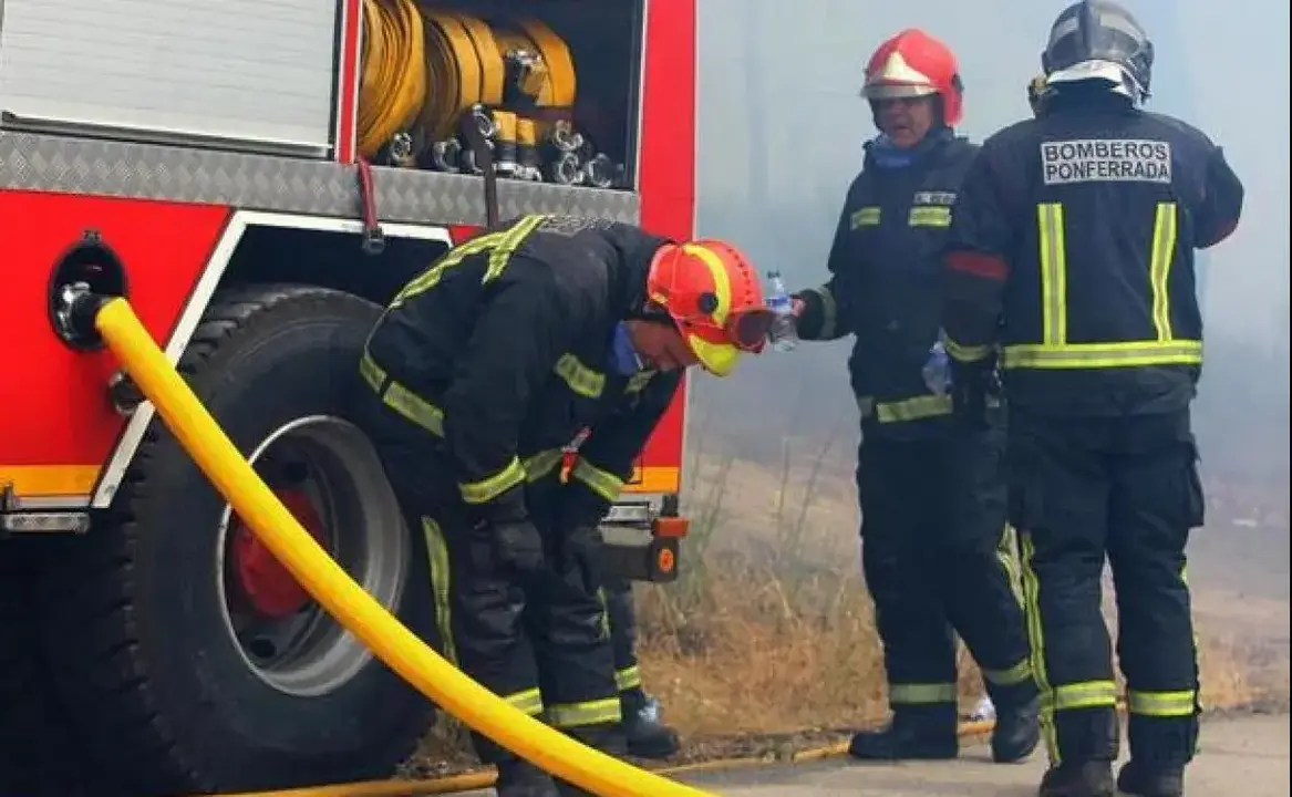 Bomberos Ponferrada durante una intervenci&oacute;n.