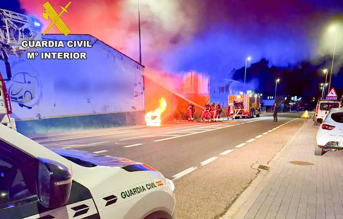 Efectivos de Bomberos y de la Guardia Civil durante el incendio del taller.