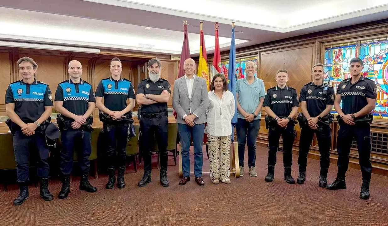 Los nuevos oficiales, junto al alcalde de Le&oacute;n y el intendente jefe, tras su toma de posesi&oacute;n.
