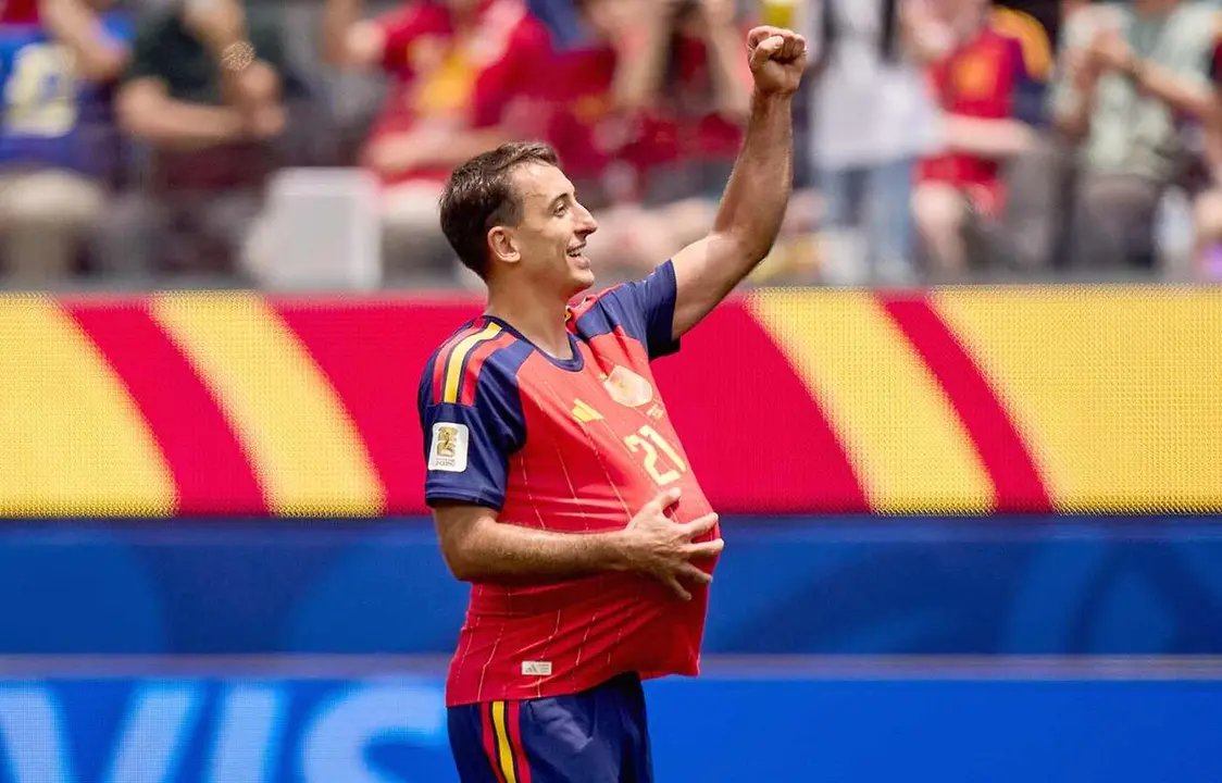 Oyarz&aacute;bal celebra la victoria de Espa&ntilde;a a la conclusi&oacute;n del encuentro ante Australia.