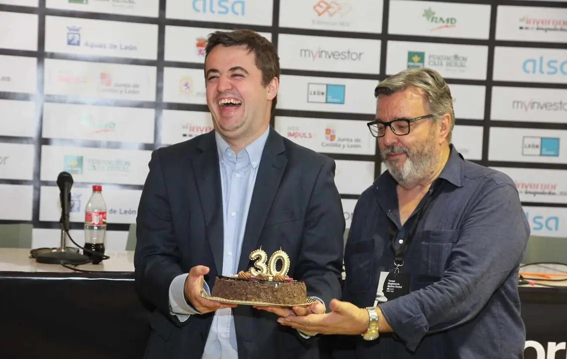 Jaime Santos recibe por sorpresa de manos de Marcelino Si&oacute;n una tarta para celebrar su 30 cumplea&ntilde;os.