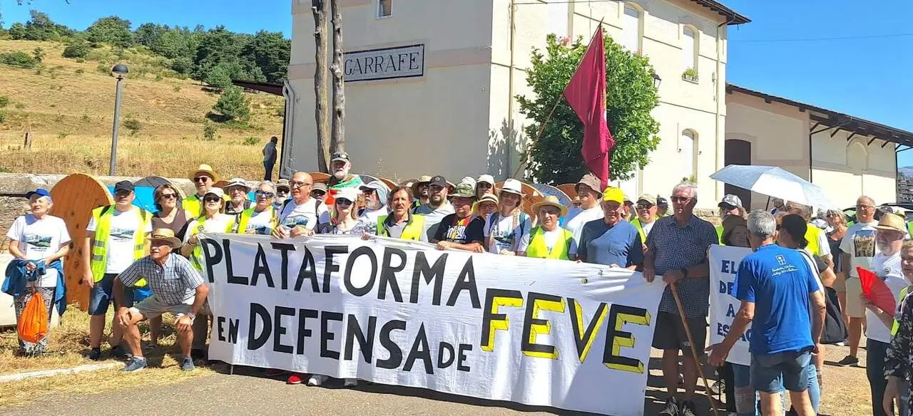 Los participantes en la marcha en defensa de Feve, este s&aacute;bado a su llegada a Garrafe de Tor&iacute;o.