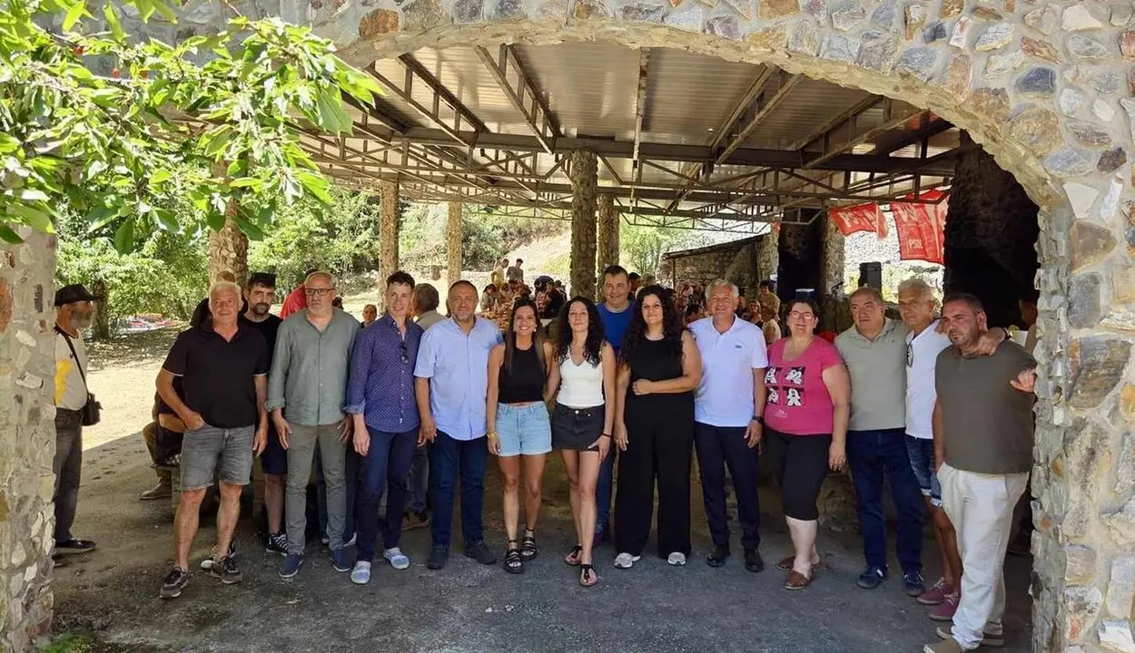 La Agrupaci&oacute;n Socialista de P&aacute;ramo del Sil ha celebrado este s&aacute;bado la 29.&ordf; edici&oacute;n del S&aacute;bado Rojo, una cita ya consolidada en el calendario del PSOE leon&eacute;s que ha congregado a militantes, simpatizantes, representantes institucionales y vecinos en el merendero del Puente Blanco, junto a la carretera de Salentinos.
