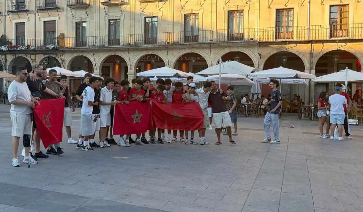 J&oacute;venes marroqu&iacute;es celebran en la Plaza Mayor de Le&oacute;n este s&aacute;bado la victoria de su selecci&oacute;n.