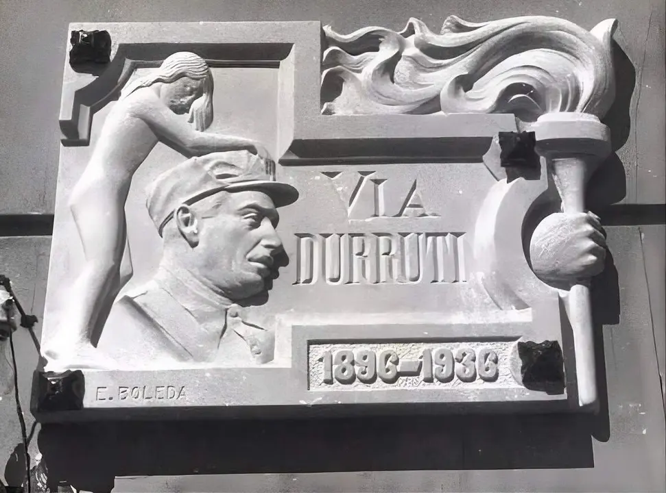 Placa de m&aacute;rmol de la V&iacute;a Durruti en Barcelona.