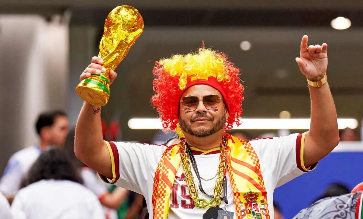 Un aficionado anima a Espa&ntilde;a durante el partido disputado frente a Portugal.