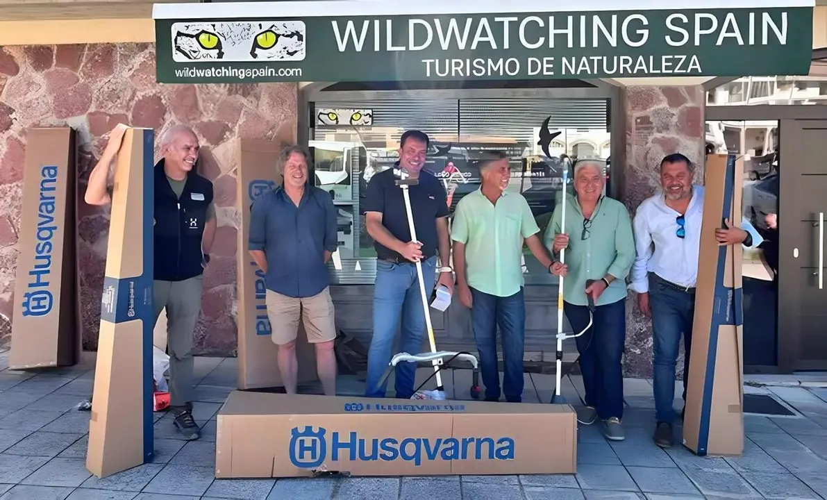 Representantes de la Mancomunidad Monta&ntilde;a de Ria&ntilde;o reciben el material donado por la Fundaci&oacute;n Desea y Wildwatching Spain, adquirido mediante una campa&ntilde;a de micromecenazgo para reforzar las labores de prevenci&oacute;n de incendios en la comarca.