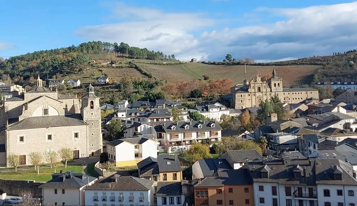 Imagen de la localidad de Villafranca del Bierzo; CB asegura que se pudieron evitar los cortes de agua sufridos por los vecinos.
